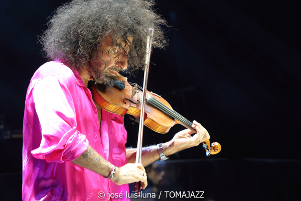 Ara Malikian (Alcúdia Jazz Festival. 2025-09-12) Por José Luis Luna Rocafort [INSTANTZZ AKA Galería fotográfica AKA Fotoblog de jazz, impro… y algo más] - Tomajazz - Ara Malikian actuó en Alcúdia Jazz Festival 2025. José Luis Luna Rocafort lo retrata en INSTANTZZ. Actuaron Ara Malikian, Iván "Melón" Lewis, Dayan Abad García, Iván Ruiz Machado, Georvis Pico Millán