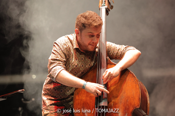 Pere Bujosa Trío (10 Fira B! Teatre Principal de Palma. 2025-11-06) Por José Luis Luna Rocafort [INSTANTZZ AKA Galería fotográfica AKA Fotoblog de jazz, impro… y algo más] - Tomajazz - Pere Bujosa Trío actuó en el 10 Fira B! en el Teatre Principal de Palma el 6 de noviembre de 2025. José Luis Luna Rocafort lo retrata en INSTANTZZ. Actuaron Pere Bujosa, Diego Hervalejo, Lluís Naval