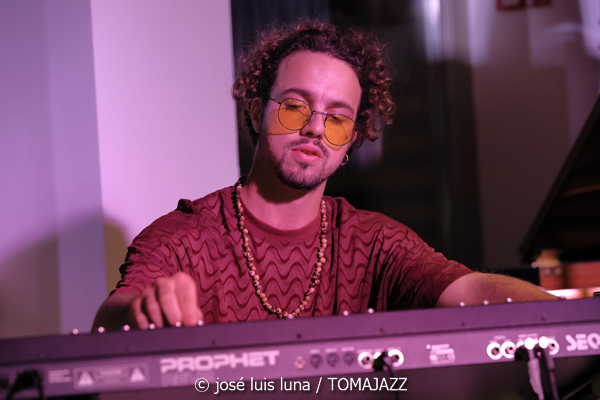 The Apple Thief (10 Fira B! Teatre Principal de Palma. 2025-11-06) Por José Luis Luna Rocafort [INSTANTZZ AKA Galería fotográfica AKA Fotoblog de jazz, impro… y algo más] - Tomajazz - The Apple Thief actuó en 10 Fira B! en el Teatre Principal de Palma, el 6 de noviembre de 2025. José Luis Luna Rocafort lo retrata en INSTANTZZ. Actuaron Josep Pou, Ferran Rico, Arthur Ponsà