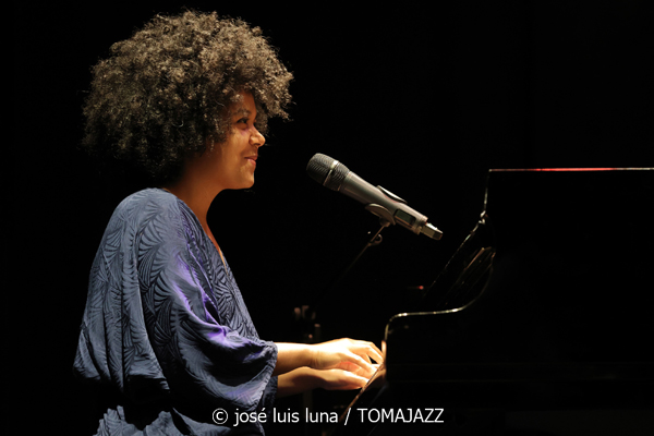 Clélya Abraham Quartet (10 Fira B! Teatre Principal de Palma. 2025-11-06) Por José Luis Luna Rocafort [INSTANTZZ AKA Galería fotográfica AKA Fotoblog de jazz, impro… y algo más] - Tomajazz - Clélya Abraham Quartet actuó en el 10 Fira B! en el Teatre Principal de Palma, el 6 de noviembre de 2025. José Luis Luna Rocafort lo retrata en INSTANTZZ. Actuaron Clélya Abraham, Kévin Lazakis, Samuel F'Hima, Julien Roger