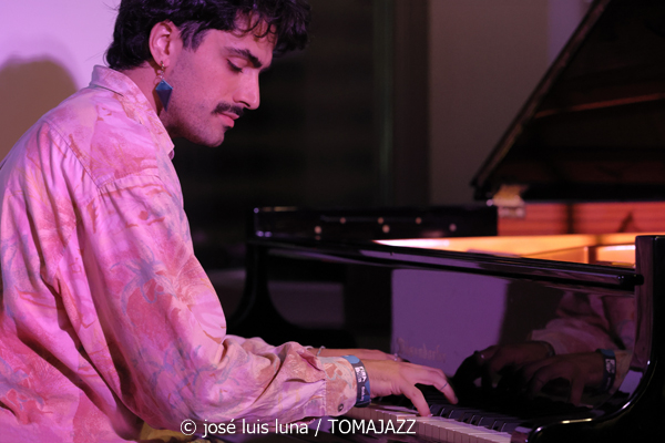 Endless Trío (10 Fira B! Hotel Saratoga. Palma. 2025-11-06) Por José Luis Luna Rocafort [INSTANTZZ AKA Galería fotográfica AKA Fotoblog de jazz, impro… y algo más] - Tomajazz - Endless Trío actuó en el 10 Fira B! en Hotel Saratoga de Palma, el 6 de noviembre de 2025. José Luis Luna Rocafort lo retrata en INSTANTZZ. Actuaron Pablo Costas, Carlos Ródenas, Alessandro Campobasso