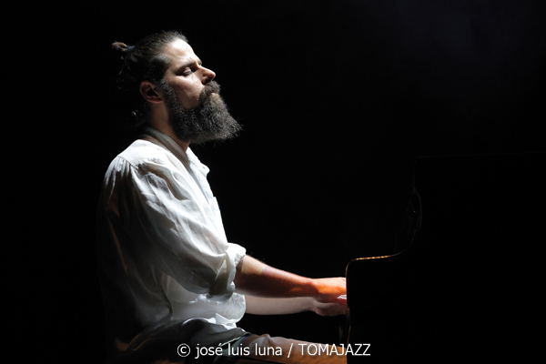 Ovella Negra (10 Fira B! Teatre Principal de Palma. 2025-11-06) Por José Luis Luna Rocafort [INSTANTZZ AKA Galería fotográfica AKA Fotoblog de jazz, impro… y algo más] - Tomajazz - Ovella Negra participó en el 10 Fira B! en el Teatre Principal de Palma el 6 de noviembre de 2025. José Luis Luna Rocafort retrata su actuación en INSTANTZZ. Intervinieron Joan Frontera, Pablo Di Salvo, Teo Salvà, Blanca Ribas, Carme Roig, Catalina Barceló, Gabriel Hernández, Joana Maria Seguí, Viçenc Marí