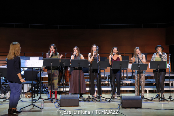 Ensemble Vocal Jazz (Auditori del Conservatori Superior de Música de les Illes Balears. Palma. 2025-11-14) Por José Luis Luna Rocafort [INSTANTZZ AKA Galería fotográfica AKA Fotoblog de jazz, impro… y algo más] - Tomajazz - Ensemble Vocal Jazz actuó en el Auditori del Conservatori Superior de Música de les Illes Balears de Palma el 14 de noviembre de 2025. José Luis Luna Rocafort lo retrata en INSTANTZZ