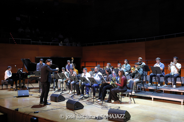 Big Band del Conservatori Superior de Música de les Illes Balears (Auditori del Conservatori Superior de Música de les Illes Balears. Palma. 2025-11-14) Por José Luis Luna Rocafort [INSTANTZZ AKA Galería fotográfica AKA Fotoblog de jazz, impro… y algo más] - Tomajazz - La Big Band del Conservatori Superior de Música de les Illes Balears actuó en el Auditori del Conservatori Superior de Música de les Illes Balears de Palma el 14 de noviembre de 2025. José Luis Luna Rocafort lo retrata en INSTANTZZ. Dirigió la Big Band Lluc Casares