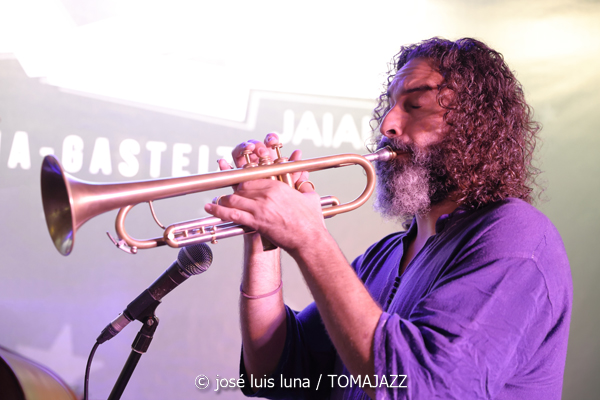 Triplanetas - Enrique Oliver Trío (48 Festival de Jazz de Vitoria. 2025-07-15) Por José Luis Luna Rocafort [INSTANTZZ AKA Galería fotográfica AKA Fotoblog de jazz, impro… y algo más] - Tomajazz - Triplanetas - Enrique Oliver Trío participaron en el 48 Festival de Jazz de Vitoria 2025, en el programa Club de Jazz. José Luis Luna Rocafort retrata la actuación en INSTANTZZ. Triplanetas son Daahoud Salim, Julián Sánchez:, Bori Albero. Enrique Oliver Trío son Enrique Oliver, Bori Albero, Andreu Pitarch