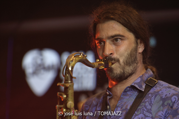 Pasquale Calò (10 Fira B! Es Gremi. Palma. 2025-11-07) Por José Luis Luna Rocafort [INSTANTZZ AKA Galería fotográfica AKA Fotoblog de jazz, impro… y algo más] - Tomajazz - Pasquale Calò actuó en 10 Fira B! en Es Gremi, Palma, el 7 de noviembre de 2025. José Luis Luna Rocafort lo retrata en INSTANTZZ. Actuaron Pasquale Calò, Aldo Di Caterino, Carlos Ródenas, Alessadro Campobasso