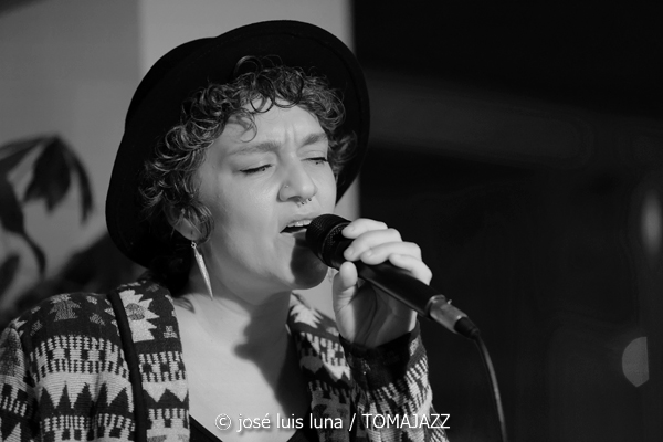 Tinons March (Reapertura Blue Jazz Club. Hotel Saratoga. Palma. 2025-10-30) Por José Luis Luna Rocafort [INSTANTZZ AKA Galería fotográfica AKA Fotoblog de jazz, impro… y algo más] - Tomajazz - Tinons March actuó en la reapertura del Blue Jazz Club del Hotel Saratoga (Palma), el 30 de octubre de 2025. José Luis Luna Rocafort retrata el concierto en INSTANTZZ. Actuaron Tinons March, Jaume Riera, Teo Salvà