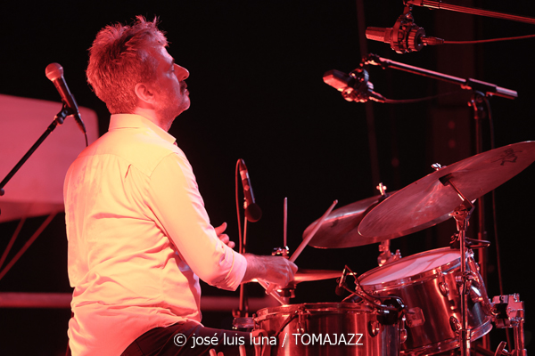 Escalandrum (37 Eivissa Jazz 2025. Baluard de Santa Llúcia. Eivissa. 2025-09-06) Por José Luis Luna Rocafort [INSTANTZZ AKA Galería fotográfica AKA Fotoblog de jazz, impro… y algo más] - Tomajazz - Escalandrum actuó en el 37 Eivissa Jazz el 6 de septiembre de 2025. José Luis Luna Rocafort lo retrata en INSTANTZZ. Escalandrum son Daniel Piazolla, Nicolás Guerschberg, Damián Fogiel, Gustavo Musso, Martín Pantyrer, Mariano Sivori