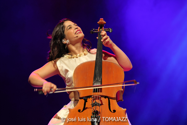 Ana Carla Maza (Trui Teatre. Palma. 2025-10-17) Por José Luis Luna Rocafort [INSTANTZZ AKA Galería fotográfica AKA Fotoblog de jazz, impro… y algo más] - Tomajazz - Ana Carla Maza actuó en Trui Teatre de Palma el 17 de octubre de 2025. José Luis Luna Rocafort retrata el concierto en INSTANTZZ. Actuaron Ana Carla Maza, Mily Pérez, Jai Kalo Sánchez