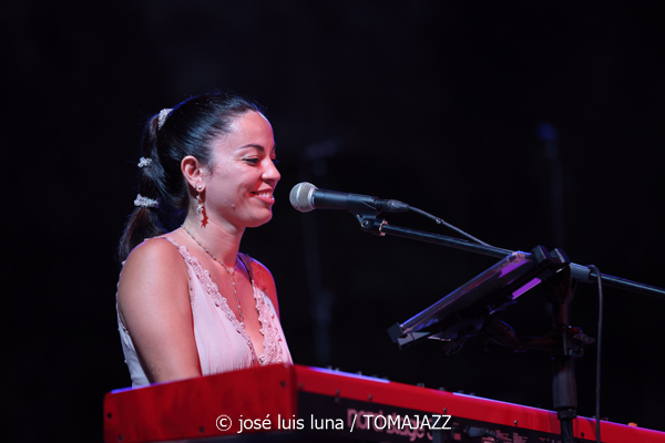 Claudia Bardagí (37 Eivissa Jazz 2025. Parc Reina Sofía. Eivissa. 2025-09-03) Por José Luis Luna Rocafort [INSTANTZZ AKA Galería fotográfica AKA Fotoblog de jazz, impro… y algo más] - Tomajazz - Claudia Bardagí actuó en el 37 Eivissa Jazz 2025, el 3 de septiembre. José Luis Luna Rocafort lo retrata en INSTANTZZ. Ac
