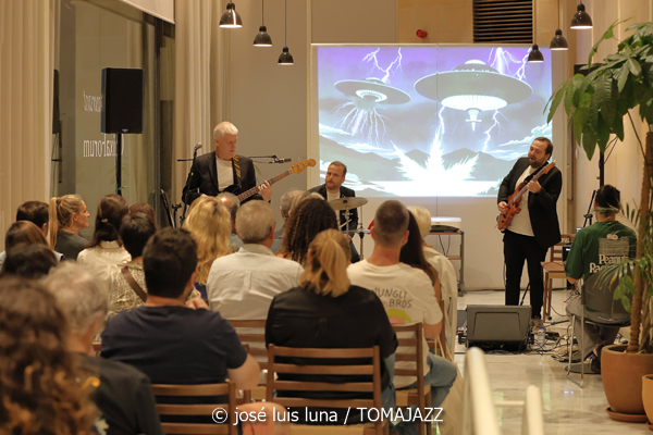 Geometrical Sardine (CaixaForum. Palma. 2025-10-24) Por José Luis Luna Rocafort [INSTANTZZ AKA Galería fotográfica AKA Fotoblog de jazz, impro… y algo más] - Tomajazz - Geometrical Sardine actuó en CaixaForum Palma, el 24 de octubre de 2025. José Luis Luna Rocafort lo retrata en INSTANTZZ. Intervinieron Jaume Rosselló, Joan Roca, Pep Aspas, Toni Cobos