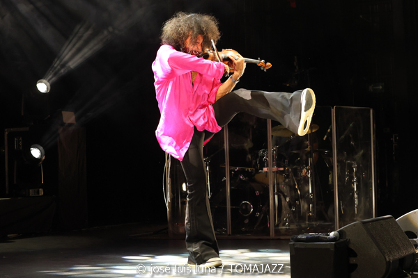 Ara Malikian (Alcúdia Jazz Festival. 2025-09-12) Por José Luis Luna Rocafort [INSTANTZZ AKA Galería fotográfica AKA Fotoblog de jazz, impro… y algo más] - Tomajazz - Ara Malikian actuó en Alcúdia Jazz Festival 2025. José Luis Luna Rocafort lo retrata en INSTANTZZ. Actuaron Ara Malikian, Iván "Melón" Lewis, Dayan Abad García, Iván Ruiz Machado, Georvis Pico Millán