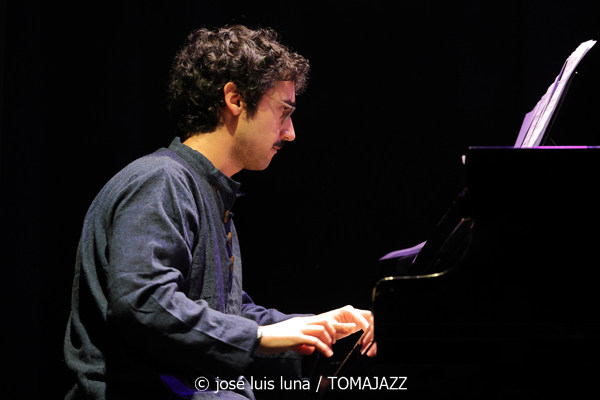 Pere Bujosa Trío (10 Fira B! Teatre Principal de Palma. 2025-11-06) Por José Luis Luna Rocafort [INSTANTZZ AKA Galería fotográfica AKA Fotoblog de jazz, impro… y algo más] - Tomajazz - Pere Bujosa Trío actuó en el 10 Fira B! en el Teatre Principal de Palma el 6 de noviembre de 2025. José Luis Luna Rocafort lo retrata en INSTANTZZ. Actuaron Pere Bujosa, Diego Hervalejo, Lluís Naval