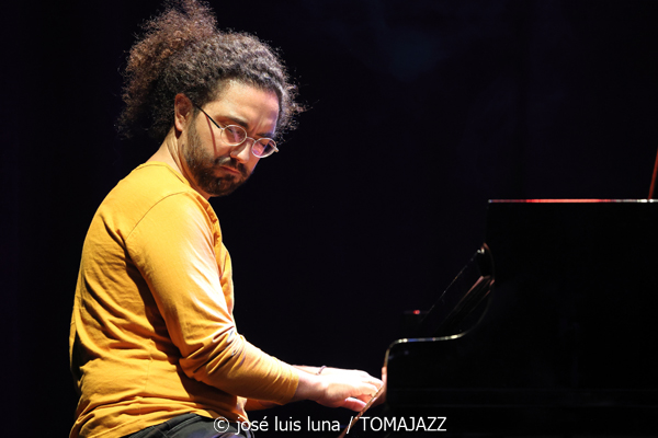 Carmen Vela Quartet (10 Fira B! Teatre Principal de Palma. 2025-11-06) Por José Luis Luna Rocafort [INSTANTZZ AKA Galería fotográfica AKA Fotoblog de jazz, impro… y algo más] - Tomajazz - Carmen Vela Quartet actuó en 10 Fira B! en el Teatre Principal de Palma el 6 de noviembre de 2025. José Luis Luna Rocafort lo retrata en INSTANTZZ. Actuaron Carmen Vela,