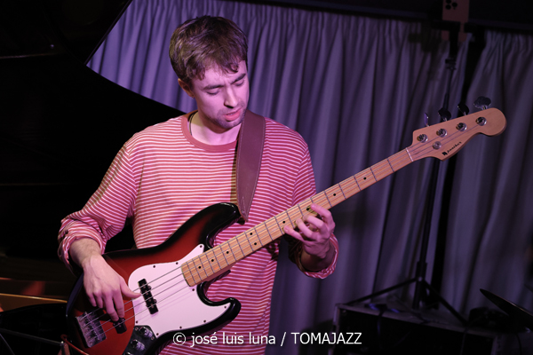 The Apple Thief (10 Fira B! Teatre Principal de Palma. 2025-11-06) Por José Luis Luna Rocafort [INSTANTZZ AKA Galería fotográfica AKA Fotoblog de jazz, impro… y algo más] - Tomajazz - The Apple Thief actuó en 10 Fira B! en el Teatre Principal de Palma, el 6 de noviembre de 2025. José Luis Luna Rocafort lo retrata en INSTANTZZ. Actuaron Josep Pou, Ferran Rico, Arthur Ponsà