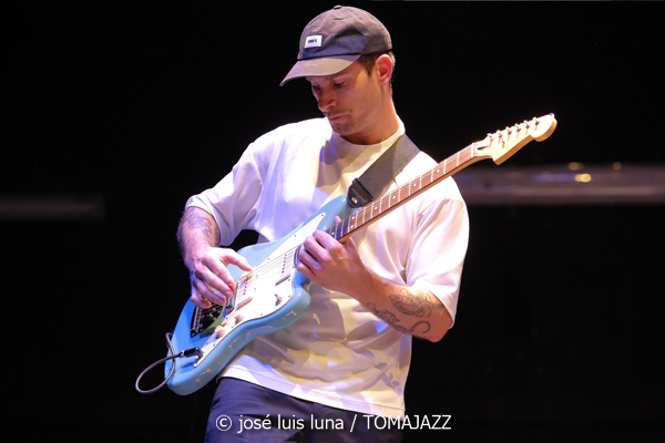 Clélya Abraham Quartet (10 Fira B! Teatre Principal de Palma. 2025-11-06) Por José Luis Luna Rocafort [INSTANTZZ AKA Galería fotográfica AKA Fotoblog de jazz, impro… y algo más] - Tomajazz - Clélya Abraham Quartet actuó en el 10 Fira B! en el Teatre Principal de Palma, el 6 de noviembre de 2025. José Luis Luna Rocafort lo retrata en INSTANTZZ. Actuaron Clélya Abraham, Kévin Lazakis, Samuel F'Hima, Julien Roger