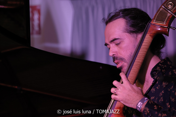 Endless Trío (10 Fira B! Hotel Saratoga. Palma. 2025-11-06) Por José Luis Luna Rocafort [INSTANTZZ AKA Galería fotográfica AKA Fotoblog de jazz, impro… y algo más] - Tomajazz - Endless Trío actuó en el 10 Fira B! en Hotel Saratoga de Palma, el 6 de noviembre de 2025. José Luis Luna Rocafort lo retrata en INSTANTZZ. Actuaron Pablo Costas, Carlos Ródenas, Alessandro Campobasso