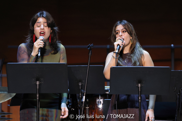 Ensemble Vocal Jazz (Auditori del Conservatori Superior de Música de les Illes Balears. Palma. 2025-11-14) Por José Luis Luna Rocafort [INSTANTZZ AKA Galería fotográfica AKA Fotoblog de jazz, impro… y algo más] - Tomajazz - Ensemble Vocal Jazz actuó en el Auditori del Conservatori Superior de Música de les Illes Balears de Palma el 14 de noviembre de 2025. José Luis Luna Rocafort lo retrata en INSTANTZZ