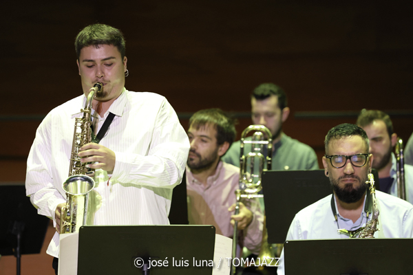 Big Band del Conservatori Superior de Música de les Illes Balears (Auditori del Conservatori Superior de Música de les Illes Balears. Palma. 2025-11-14) Por José Luis Luna Rocafort [INSTANTZZ AKA Galería fotográfica AKA Fotoblog de jazz, impro… y algo más] - Tomajazz - La Big Band del Conservatori Superior de Música de les Illes Balears actuó en el Auditori del Conservatori Superior de Música de les Illes Balears de Palma el 14 de noviembre de 2025. José Luis Luna Rocafort lo retrata en INSTANTZZ. Dirigió la Big Band Lluc Casares
