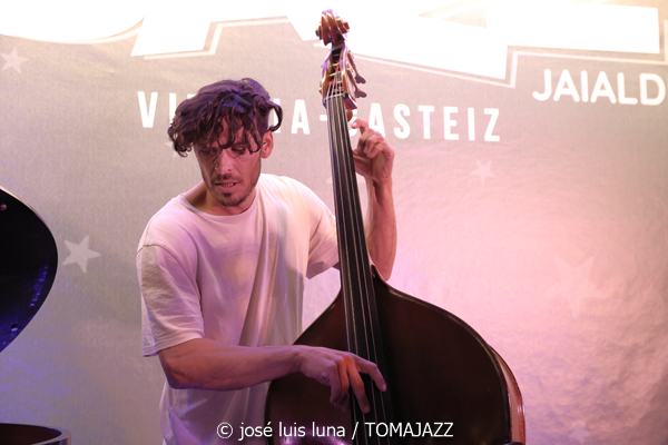 Triplanetas - Enrique Oliver Trío (48 Festival de Jazz de Vitoria. 2025-07-15) Por José Luis Luna Rocafort [INSTANTZZ AKA Galería fotográfica AKA Fotoblog de jazz, impro… y algo más] - Tomajazz - Triplanetas - Enrique Oliver Trío participaron en el 48 Festival de Jazz de Vitoria 2025, en el programa Club de Jazz. José Luis Luna Rocafort retrata la actuación en INSTANTZZ. Triplanetas son Daahoud Salim, Julián Sánchez:, Bori Albero. Enrique Oliver Trío son Enrique Oliver, Bori Albero, Andreu Pitarch
