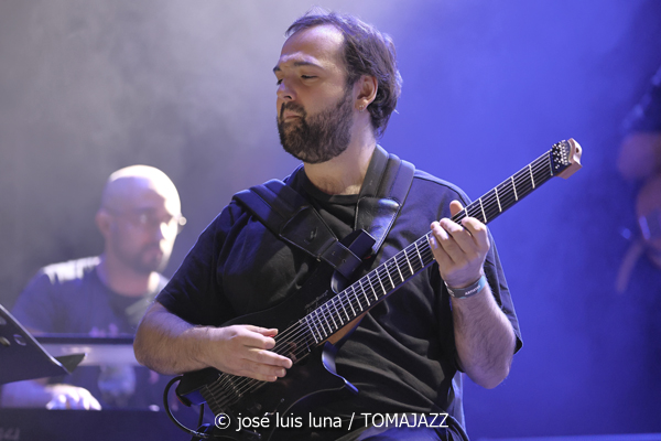 Mòpia (10 Fira B! Es Gremi. Palma. 2025-11-07) Por José Luis Luna Rocafort [INSTANTZZ AKA Galería fotográfica AKA Fotoblog de jazz, impro… y algo más] - Tomajazz - Mòpia actuó en 10 Fira B! en Es Gremi de Palma el 7 de noviembre de 2025. José Luis Luna Rocafort retrata en INSTANTZZ a la formación dirigida por Josep Oliver. Actuaron Jaume Rosselló, Pere Miquel Molina, Miki Ramon, Javier Nieto, Lleonard Martínez, Jaume Blàzquez, Samuel Martínez, Dialen Niang Ka, Sergio Vicente, Diego Riudavets, Sergi Sellés, Josep Sina, Toni Beltrán