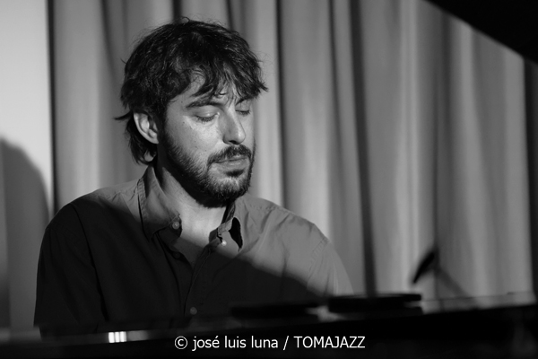 Tinons March (Reapertura Blue Jazz Club. Hotel Saratoga. Palma. 2025-10-30) Por José Luis Luna Rocafort [INSTANTZZ AKA Galería fotográfica AKA Fotoblog de jazz, impro… y algo más] - Tomajazz - Tinons March actuó en la reapertura del Blue Jazz Club del Hotel Saratoga (Palma), el 30 de octubre de 2025. José Luis Luna Rocafort retrata el concierto en INSTANTZZ. Actuaron Tinons March, Jaume Riera, Teo Salvà