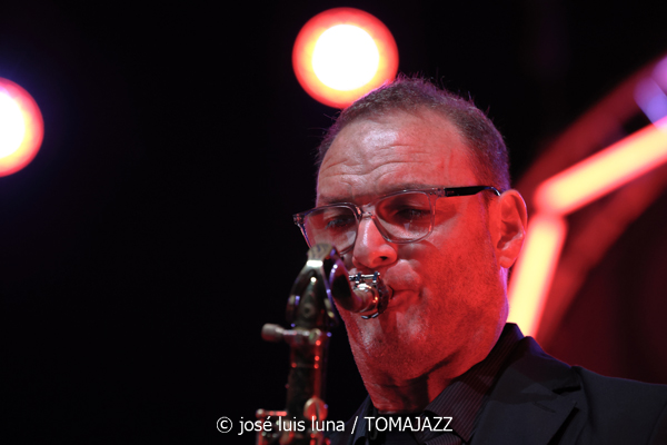 Escalandrum (37 Eivissa Jazz 2025. Baluard de Santa Llúcia. Eivissa. 2025-09-06) Por José Luis Luna Rocafort [INSTANTZZ AKA Galería fotográfica AKA Fotoblog de jazz, impro… y algo más] - Tomajazz - Escalandrum actuó en el 37 Eivissa Jazz el 6 de septiembre de 2025. José Luis Luna Rocafort lo retrata en INSTANTZZ. Escalandrum son Daniel Piazolla, Nicolás Guerschberg, Damián Fogiel, Gustavo Musso, Martín Pantyrer, Mariano Sivori