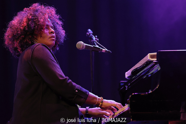 Ana Carla Maza (Trui Teatre. Palma. 2025-10-17) Por José Luis Luna Rocafort [INSTANTZZ AKA Galería fotográfica AKA Fotoblog de jazz, impro… y algo más] - Tomajazz - Ana Carla Maza actuó en Trui Teatre de Palma el 17 de octubre de 2025. José Luis Luna Rocafort retrata el concierto en INSTANTZZ. Actuaron Ana Carla Maza, Mily Pérez, Jai Kalo Sánchez
