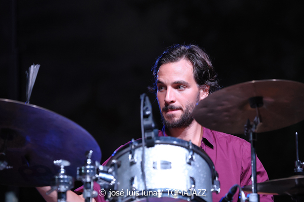 Claudia Bardagí (37 Eivissa Jazz 2025. Parc Reina Sofía. Eivissa. 2025-09-03) Por José Luis Luna Rocafort [INSTANTZZ AKA Galería fotográfica AKA Fotoblog de jazz, impro… y algo más] - Tomajazz - Claudia Bardagí actuó en el 37 Eivissa Jazz 2025, el 3 de septiembre. José Luis Luna Rocafort lo retrata en INSTANTZZ. Ac