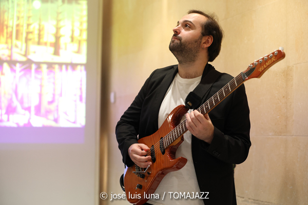 Geometrical Sardine (CaixaForum. Palma. 2025-10-24) Por José Luis Luna Rocafort [INSTANTZZ AKA Galería fotográfica AKA Fotoblog de jazz, impro… y algo más] - Tomajazz - Geometrical Sardine actuó en CaixaForum Palma, el 24 de octubre de 2025. José Luis Luna Rocafort lo retrata en INSTANTZZ. Intervinieron Jaume Rosselló, Joan Roca, Pep Aspas, Toni Cobos