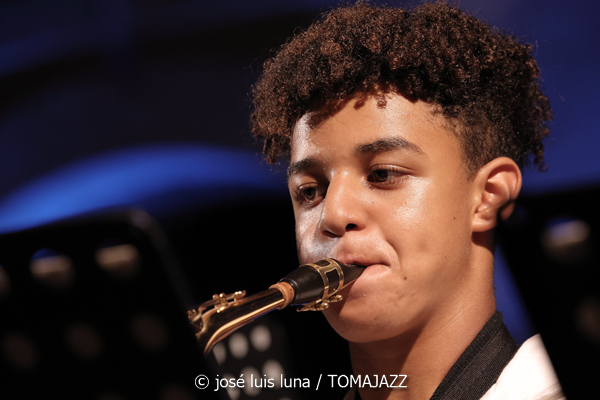 Sa Pobla Jazz Collective (31 Mallorca Jazz Sa Pobla 2025. Sa Pobla. Mallorca. 2025-08-11) Por José Luis Luna Rocafort [INSTANTZZ AKA Galería fotográfica AKA Fotoblog de jazz, impro… y algo más] - Tomajazz - Sa Pobla Jazz Collective actuó en el 31 Mallorca Jazz Sa Pobla 2025 el 11 de agosto de 2025. José Luis Luna Rocafort retrata el concierto en INSTANTZZ