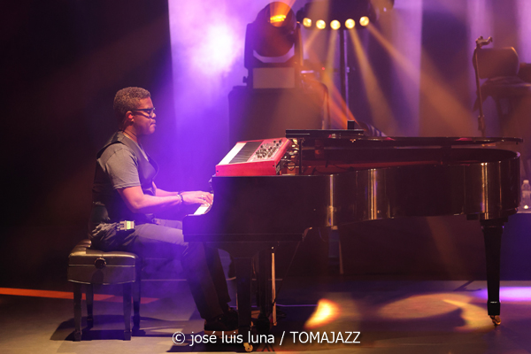 Ara Malikian (Alcúdia Jazz Festival. 2025-09-12) Por José Luis Luna Rocafort [INSTANTZZ AKA Galería fotográfica AKA Fotoblog de jazz, impro… y algo más] - Tomajazz - Ara Malikian actuó en Alcúdia Jazz Festival 2025. José Luis Luna Rocafort lo retrata en INSTANTZZ. Actuaron Ara Malikian, Iván "Melón" Lewis, Dayan Abad García, Iván Ruiz Machado, Georvis Pico Millán