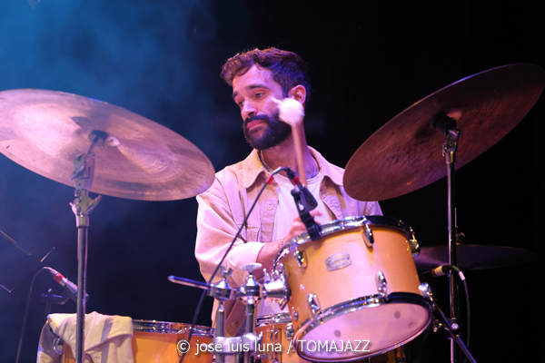 Pere Bujosa Trío (10 Fira B! Teatre Principal de Palma. 2025-11-06) Por José Luis Luna Rocafort [INSTANTZZ AKA Galería fotográfica AKA Fotoblog de jazz, impro… y algo más] - Tomajazz - Pere Bujosa Trío actuó en el 10 Fira B! en el Teatre Principal de Palma el 6 de noviembre de 2025. José Luis Luna Rocafort lo retrata en INSTANTZZ. Actuaron Pere Bujosa, Diego Hervalejo, Lluís Naval