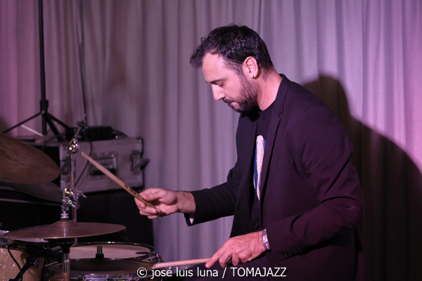 K 12 (10 Fira B! Hotel Saratoga. Palma. 2025-11-06) Por José Luis Luna Rocafort [INSTANTZZ AKA Galería fotográfica AKA Fotoblog de jazz, impro… y algo más] - Tomajazz - K 12 actuó en 10 Fira B! en el Hotel Saratoga de Palma, el 6 de noviembre de 2025. José Luis Luna Rocafort los retrata en INSTANTZZ. Actuaron Gori Matas, Marko Lohikari, Teo Salvà