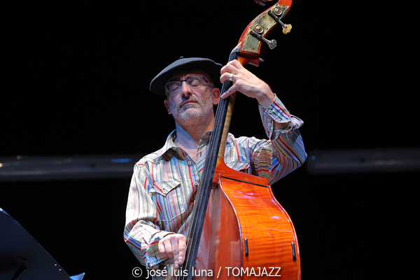 Carmen Vela Quartet (10 Fira B! Teatre Principal de Palma. 2025-11-06) Por José Luis Luna Rocafort [INSTANTZZ AKA Galería fotográfica AKA Fotoblog de jazz, impro… y algo más] - Tomajazz - Carmen Vela Quartet actuó en 10 Fira B! en el Teatre Principal de Palma el 6 de noviembre de 2025. José Luis Luna Rocafort lo retrata en INSTANTZZ. Actuaron Carmen Vela,