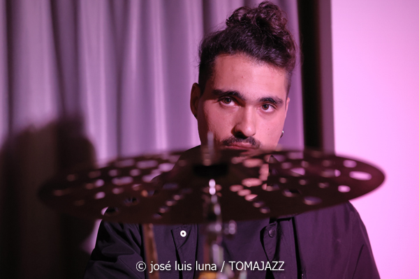 The Apple Thief (10 Fira B! Teatre Principal de Palma. 2025-11-06) Por José Luis Luna Rocafort [INSTANTZZ AKA Galería fotográfica AKA Fotoblog de jazz, impro… y algo más] - Tomajazz - The Apple Thief actuó en 10 Fira B! en el Teatre Principal de Palma, el 6 de noviembre de 2025. José Luis Luna Rocafort lo retrata en INSTANTZZ. Actuaron Josep Pou, Ferran Rico, Arthur Ponsà