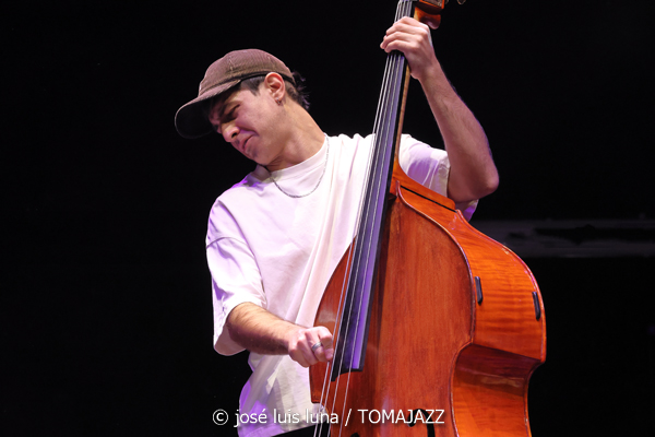 Clélya Abraham Quartet (10 Fira B! Teatre Principal de Palma. 2025-11-06) Por José Luis Luna Rocafort [INSTANTZZ AKA Galería fotográfica AKA Fotoblog de jazz, impro… y algo más] - Tomajazz - Clélya Abraham Quartet actuó en el 10 Fira B! en el Teatre Principal de Palma, el 6 de noviembre de 2025. José Luis Luna Rocafort lo retrata en INSTANTZZ. Actuaron Clélya Abraham, Kévin Lazakis, Samuel F'Hima, Julien Roger