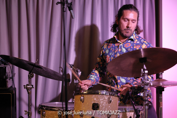 Endless Trío (10 Fira B! Hotel Saratoga. Palma. 2025-11-06) Por José Luis Luna Rocafort [INSTANTZZ AKA Galería fotográfica AKA Fotoblog de jazz, impro… y algo más] - Tomajazz - Endless Trío actuó en el 10 Fira B! en Hotel Saratoga de Palma, el 6 de noviembre de 2025. José Luis Luna Rocafort lo retrata en INSTANTZZ. Actuaron Pablo Costas, Carlos Ródenas, Alessandro Campobasso