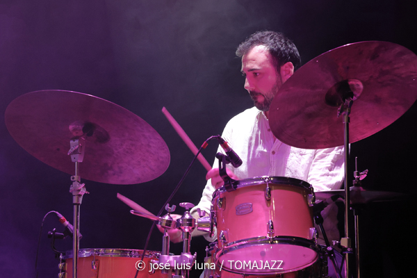 Ovella Negra (10 Fira B! Teatre Principal de Palma. 2025-11-06) Por José Luis Luna Rocafort [INSTANTZZ AKA Galería fotográfica AKA Fotoblog de jazz, impro… y algo más] - Tomajazz - Ovella Negra participó en el 10 Fira B! en el Teatre Principal de Palma el 6 de noviembre de 2025. José Luis Luna Rocafort retrata su actuación en INSTANTZZ. Intervinieron Joan Frontera, Pablo Di Salvo, Teo Salvà, Blanca Ribas, Carme Roig, Catalina Barceló, Gabriel Hernández, Joana Maria Seguí, Viçenc Marí