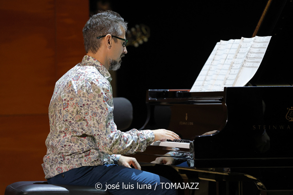 Big Band del Conservatori Superior de Música de les Illes Balears (Auditori del Conservatori Superior de Música de les Illes Balears. Palma. 2025-11-14) Por José Luis Luna Rocafort [INSTANTZZ AKA Galería fotográfica AKA Fotoblog de jazz, impro… y algo más] - Tomajazz - La Big Band del Conservatori Superior de Música de les Illes Balears actuó en el Auditori del Conservatori Superior de Música de les Illes Balears de Palma el 14 de noviembre de 2025. José Luis Luna Rocafort lo retrata en INSTANTZZ. Dirigió la Big Band Lluc Casares