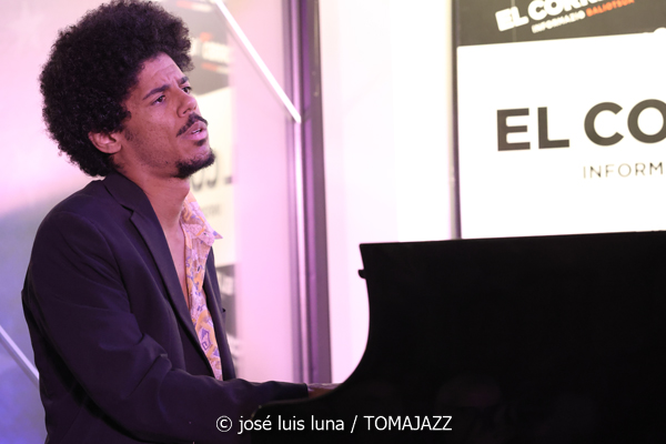 Triplanetas - Enrique Oliver Trío (48 Festival de Jazz de Vitoria. 2025-07-15) Por José Luis Luna Rocafort [INSTANTZZ AKA Galería fotográfica AKA Fotoblog de jazz, impro… y algo más] - Tomajazz - Triplanetas - Enrique Oliver Trío participaron en el 48 Festival de Jazz de Vitoria 2025, en el programa Club de Jazz. José Luis Luna Rocafort retrata la actuación en INSTANTZZ. Triplanetas son Daahoud Salim, Julián Sánchez:, Bori Albero. Enrique Oliver Trío son Enrique Oliver, Bori Albero, Andreu Pitarch