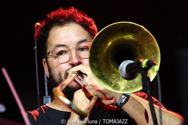 Mòpia (10 Fira B! Es Gremi. Palma. 2025-11-07) Por José Luis Luna Rocafort [INSTANTZZ AKA Galería fotográfica AKA Fotoblog de jazz, impro… y algo más] - Tomajazz - Mòpia actuó en 10 Fira B! en Es Gremi de Palma el 7 de noviembre de 2025. José Luis Luna Rocafort retrata en INSTANTZZ a la formación dirigida por Josep Oliver. Actuaron Jaume Rosselló, Pere Miquel Molina, Miki Ramon, Javier Nieto, Lleonard Martínez, Jaume Blàzquez, Samuel Martínez, Dialen Niang Ka, Sergio Vicente, Diego Riudavets, Sergi Sellés, Josep Sina, Toni Beltrán