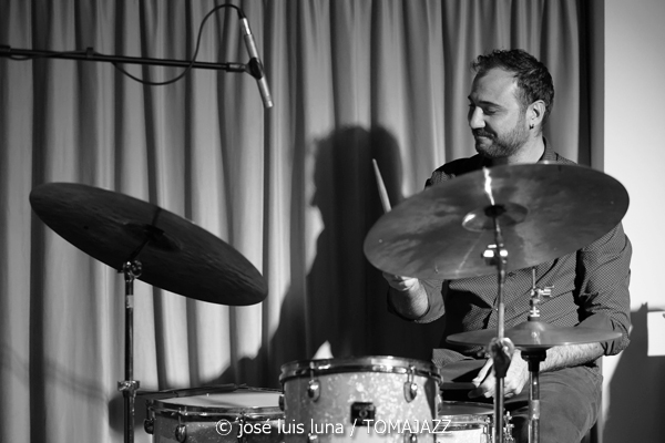 Tinons March (Reapertura Blue Jazz Club. Hotel Saratoga. Palma. 2025-10-30) Por José Luis Luna Rocafort [INSTANTZZ AKA Galería fotográfica AKA Fotoblog de jazz, impro… y algo más] - Tomajazz - Tinons March actuó en la reapertura del Blue Jazz Club del Hotel Saratoga (Palma), el 30 de octubre de 2025. José Luis Luna Rocafort retrata el concierto en INSTANTZZ. Actuaron Tinons March, Jaume Riera, Teo Salvà