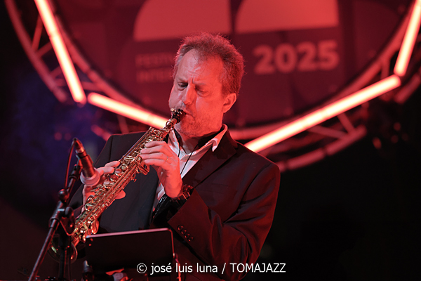 Escalandrum (37 Eivissa Jazz 2025. Baluard de Santa Llúcia. Eivissa. 2025-09-06) Por José Luis Luna Rocafort [INSTANTZZ AKA Galería fotográfica AKA Fotoblog de jazz, impro… y algo más] - Tomajazz - Escalandrum actuó en el 37 Eivissa Jazz el 6 de septiembre de 2025. José Luis Luna Rocafort lo retrata en INSTANTZZ. Escalandrum son Daniel Piazolla, Nicolás Guerschberg, Damián Fogiel, Gustavo Musso, Martín Pantyrer, Mariano Sivori
