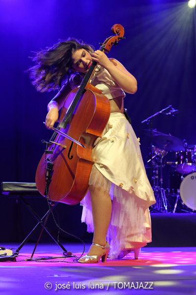 Ana Carla Maza (Trui Teatre. Palma. 2025-10-17) Por José Luis Luna Rocafort [INSTANTZZ AKA Galería fotográfica AKA Fotoblog de jazz, impro… y algo más] - Tomajazz - Ana Carla Maza actuó en Trui Teatre de Palma el 17 de octubre de 2025. José Luis Luna Rocafort retrata el concierto en INSTANTZZ. Actuaron Ana Carla Maza, Mily Pérez, Jai Kalo Sánchez