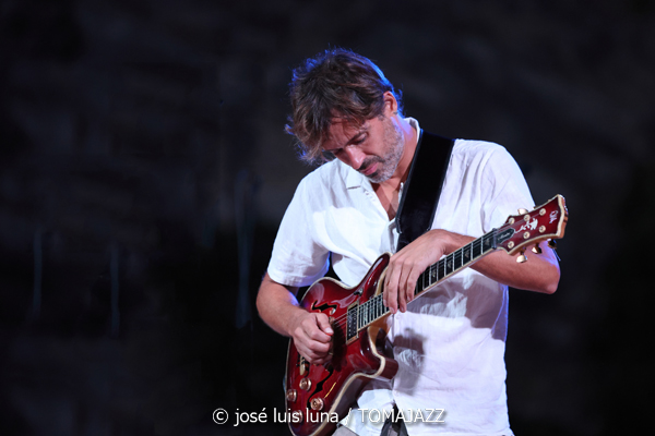 Claudia Bardagí (37 Eivissa Jazz 2025. Parc Reina Sofía. Eivissa. 2025-09-03) Por José Luis Luna Rocafort [INSTANTZZ AKA Galería fotográfica AKA Fotoblog de jazz, impro… y algo más] - Tomajazz - Claudia Bardagí actuó en el 37 Eivissa Jazz 2025, el 3 de septiembre. José Luis Luna Rocafort lo retrata en INSTANTZZ. Actuaron Claudia Bardagí, Joan Carles Marí, Cece Giannotti, Publio Delgado, Martin Laportilla