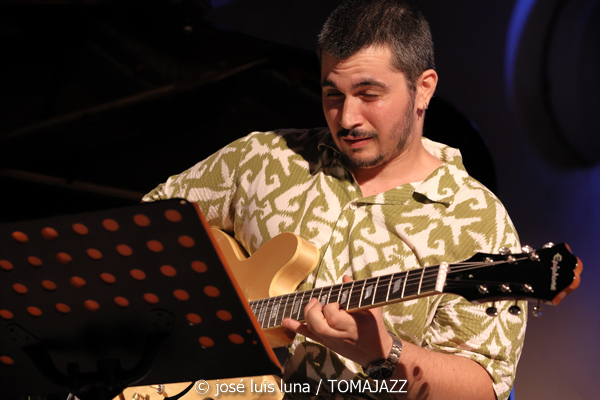 Sa Pobla Jazz Collective (31 Mallorca Jazz Sa Pobla 2025. Sa Pobla. Mallorca. 2025-08-11) Por José Luis Luna Rocafort [INSTANTZZ AKA Galería fotográfica AKA Fotoblog de jazz, impro… y algo más] - Tomajazz - Sa Pobla Jazz Collective actuó en el 31 Mallorca Jazz Sa Pobla 2025 el 11 de agosto de 2025. José Luis Luna Rocafort retrata el concierto en INSTANTZZ