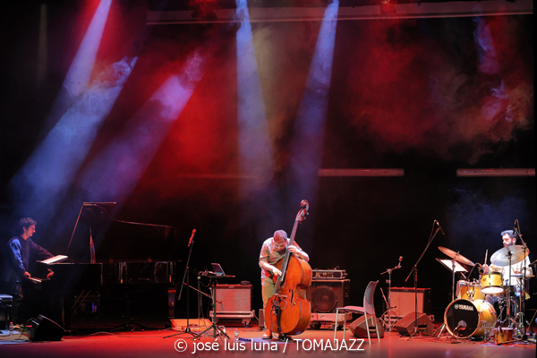 Pere Bujosa Trío (10 Fira B! Teatre Principal de Palma. 2025-11-06) Por José Luis Luna Rocafort [INSTANTZZ AKA Galería fotográfica AKA Fotoblog de jazz, impro… y algo más] - Tomajazz - Pere Bujosa Trío actuó en el 10 Fira B! en el Teatre Principal de Palma el 6 de noviembre de 2025. José Luis Luna Rocafort lo retrata en INSTANTZZ. Actuaron Pere Bujosa, Diego Hervalejo, Lluís Naval