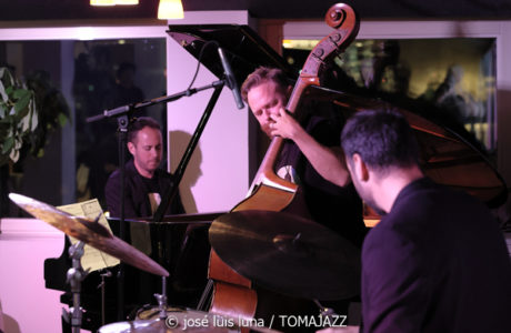 K 12 (10 Fira B!  Hotel Saratoga. Palma. 2025-11-06)  Por José Luis Luna Rocafort [INSTANTZZ AKA Galería fotográfica AKA Fotoblog de jazz, impro… y algo más] - Tomajazz - K 12 actuó en 10 Fira B! en el Hotel Saratoga de Palma, el 6 de noviembre de 2025. José Luis Luna Rocafort los retrata en INSTANTZZ. Actuaron Gori Matas, Marko Lohikari, Teo Salvà