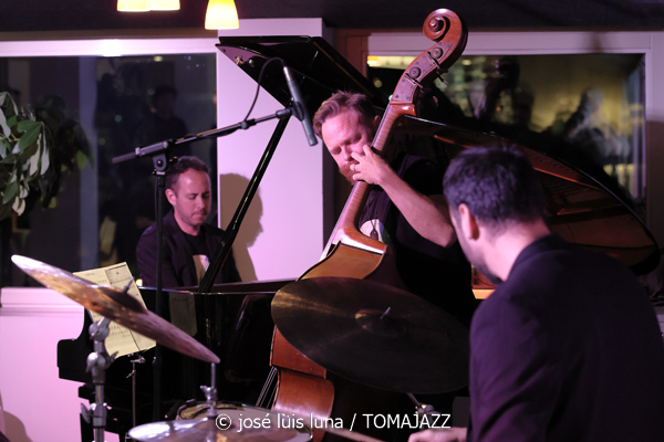 K 12 (10 Fira B!  Hotel Saratoga. Palma. 2025-11-06)  Por José Luis Luna Rocafort [INSTANTZZ AKA Galería fotográfica AKA Fotoblog de jazz, impro… y algo más] - Tomajazz - K 12 actuó en 10 Fira B! en el Hotel Saratoga de Palma, el 6 de noviembre de 2025. José Luis Luna Rocafort los retrata en INSTANTZZ. Actuaron Gori Matas, Marko Lohikari, Teo Salvà